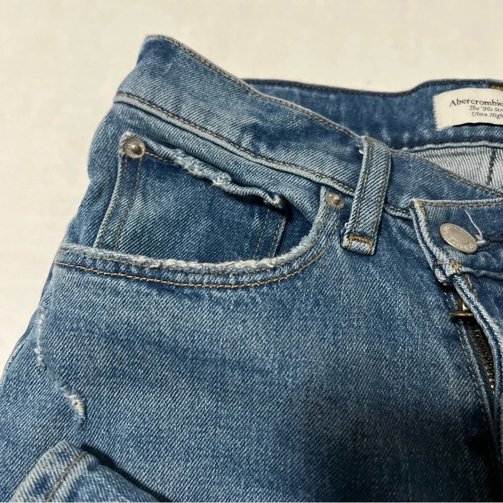 Abercrombie‎ 90s Straight Ultra High Rise Jeans size 27 Distressed Hem crossover